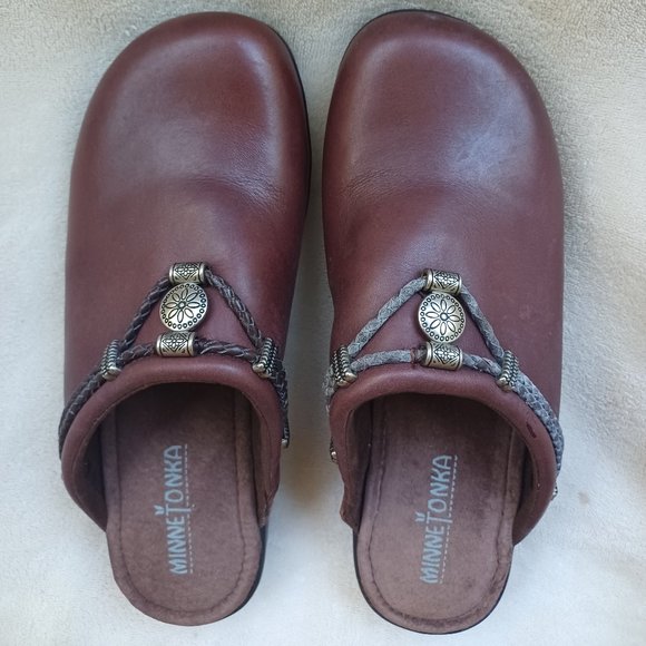 Minnetonka Brown Mules with Silver Accents - Picture 6 of 8